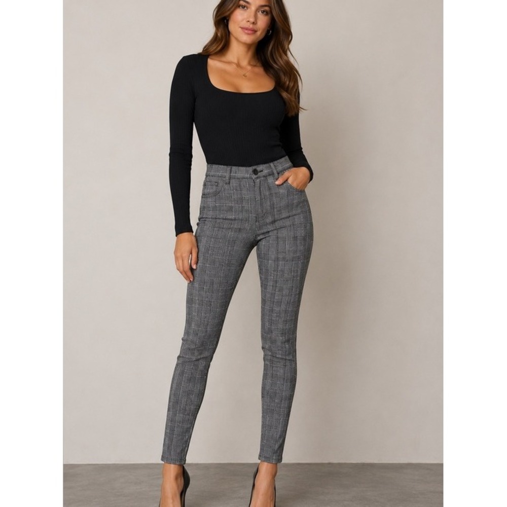 FOREVER 21. Plaid skinny pants. Size M. Stretch.‎